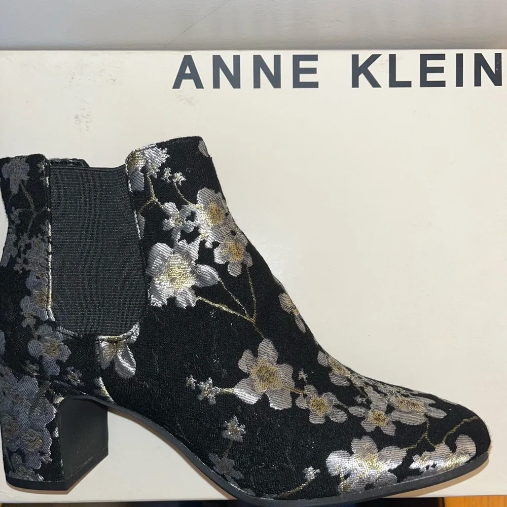 NWT/NIB Anne Klein Akgorgia slip on ankle boots size 7. Silver & gold flowers - Picture 2 of 14